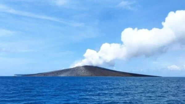 anak krakatau erupsi kolom abu 500 meter ke udara - Warta Brebes