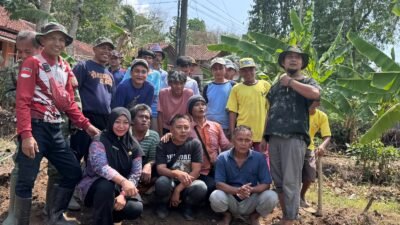Sinergi TNI dan Warga Cipanas: Gotong Royong Lebarkan Jalan Menuju Jembatan Garuda Merah Putih