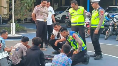 Bonceng Tiga Tanpa Helm, Pelajar SMP di Brebes Bawa Celurit 2 Meter